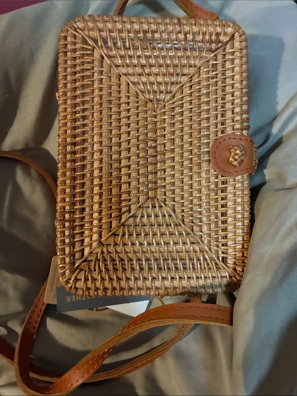 HANDCRAFTED WOVEN RATTAN CLUTCH BAG